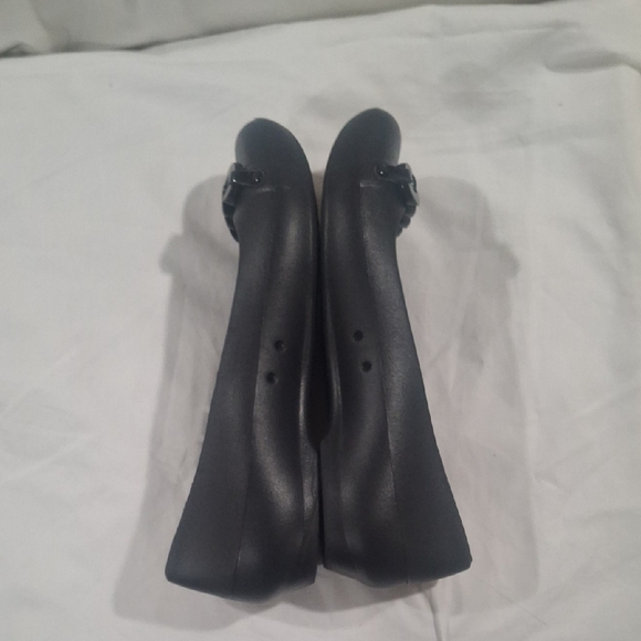 CROCS Black Women's Flats with Chain Detail Size 5 - Picture 3 of 8